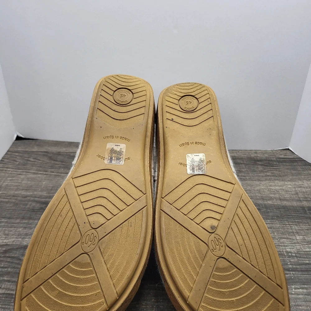 Taos Footwear gently used